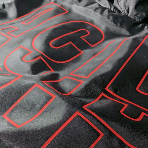 Roter Flexdruck mit Blockbuchstaben auf schwarzer Nylon-Regenjacke – Stoff³ Kassel